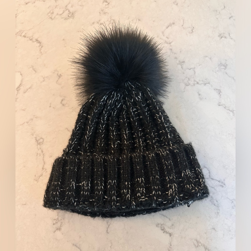 KYI KYI Canada Chunky Beanie With Faux Fur Pom In Marbled Black